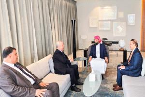 المحرّمي يلتقي مستشار رئيس مجلس القيادة الرئاسي عبد العزيز المفلحي