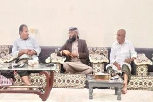 العامري يناقش مع اللواء فهد بامؤمن الترتيبات الأمنية في الوادي والصحراء