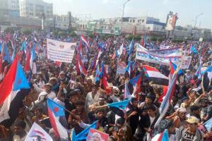 تظاهرة في ساحة العروض تدعو لحل القضية الجنوبية.. صور أولية