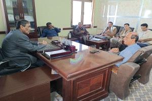 امين عام محلي شبوة يتفقد مستوى الانضباط الوظيفي بمكتب التربية ويؤكد دعم السلطة للعملية التعليمية