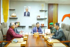 محافظ عدن يطلع على أداء وحدة حماية الأراضي بقيادة كمال الحالمي