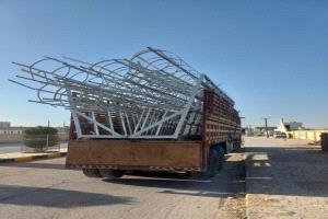 وصول أعمدة الأضواء الكاشفة إلى ملعب الفقيد ناصر الخليفي بمدينة عتق