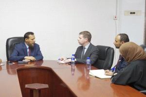 وزير الدولة يناقش مع مسؤول أممي سير إعادة تموضع القوات العسكرية خارج عدن