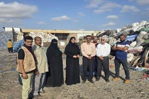 نيابة الصناعة والتجارة بعدن تُتلف 2700 كرتون مشروبات غازية تالفة لمخالفتها معايير الجودة