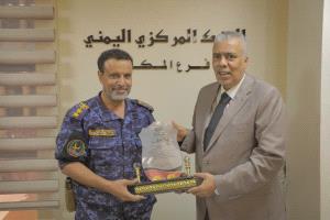 البنك المركزي بالمكلا يكرم الجنود المرابطين في حماية فرع البنك