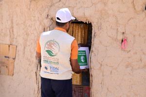 مركز الملك سلمان للإغاثة والأعمال الإنسانية يواصل تنفيذ مشروع توزيع مساعدات التمور في مديرية السوم بحضرموت الوادي