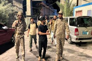 مدير عام صيرة يستقبل قوات العمالقة استعدادًا لانتشارها في المرافق والمواقع الحيوية بعدن