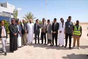 محافظ المهرة يستقبل أول رحلة جوية عبر مطار الغيضة بعد توقفه خلال الفترة الماضية