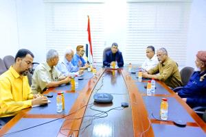 رئيس هيئة مصائد خليج عدن ووكيل وزارة الصناعة والتجارة يبحثان آليات ضبط سوق المنتجات السمكية وتعزيز الاستقرار السعري