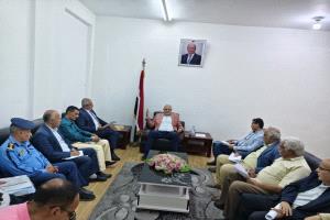 محافظ تعز يؤكد أهمية رفع مستوى أداء المكاتب التنفيذية وتحسين مستوى الخدمات المقدمة للمواطنين