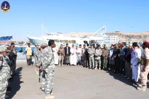 وكيل المهرة الأول يطلع على جاهزية القوات العسكرية في ميناء نشطون ويؤكد استعدادها لحماية السواحل والممرات البحرية