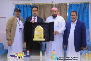 مدير مطار الغيضة يكرّم قائد قوة درع الوطن في المهرة بدرع تكريمي