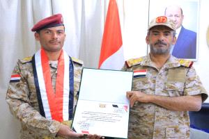 رئيس هيئة الاركان يكرم النقيب الجهمي لشجاعته والتزامه بقسمه العسكري