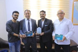 طلاب خريجي كلية الطب يكرمون الوكيل العامري بدرع الوفاء