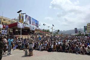 الآلاف يؤدون صلاة الجمعة في ساحة العروض قبل ساعات من مليونية تضامنية مع الشيخ حمدي شكري  وتطبيع الاوضاع بعدن