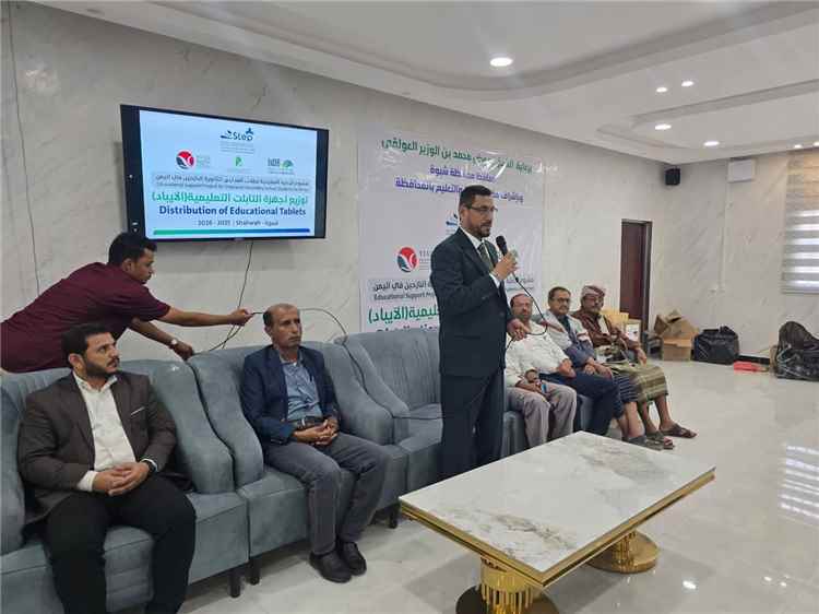 الوكيل لمروق يدشّن توزيع الأجهزة التعليمية (الأيباد) لطلاب المدارس الثانوية للأيتام والأكثر احتياجًا.
