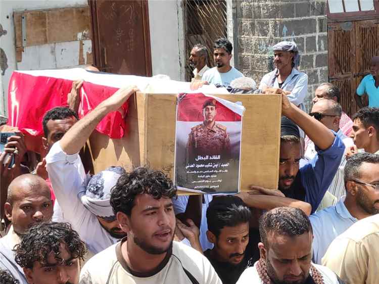 بعد سنوات من مغادرتها قسرًا.. عدن تودّع أحد أبرز قادة تحريرها العميد أيمن شكيب العدني إلى مثواه الأخير