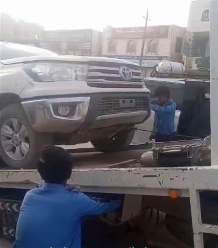 شرطة السير بشبوة تواصل حملة إزالة السيارات المخالفة من الشوارع العامة بمدينة عتق