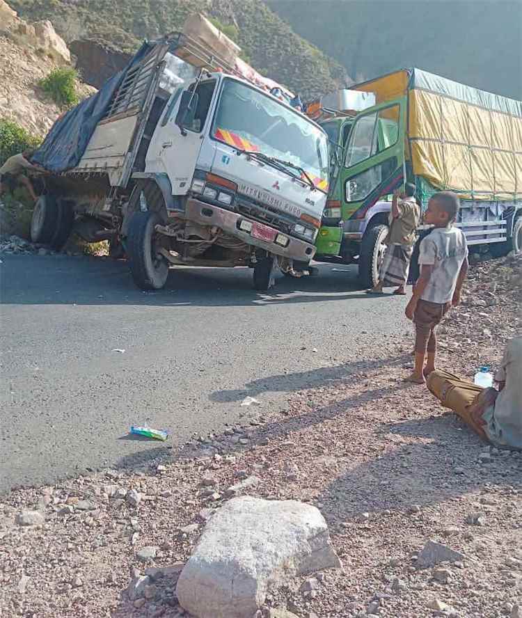 شلل تام يضرب طريق عدن - تعز.. شاحنة معطلة تغلق المنفذ الحيوي وتحتجز مئات المسافرين