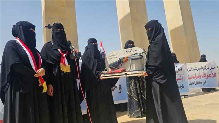 نساء مأرب يرفعن راية الكرامة.. و"بندقية الكرامة" هدية إلى الشيخ حمد فدغم