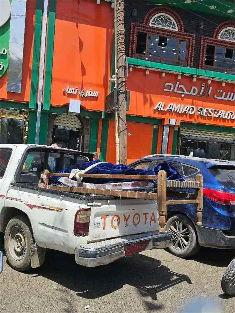 صنعاء : موكب دفن ميت يتوقف لتناول وجبة الغذاء ويترك الميت على قارعة الطريق