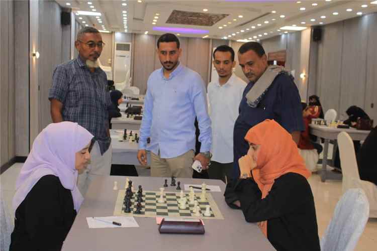 مدير شباب لحج يتفقد بطلات الجمهورية للشطرنج في عدن ويشيد بإنجازهن التاريخي
