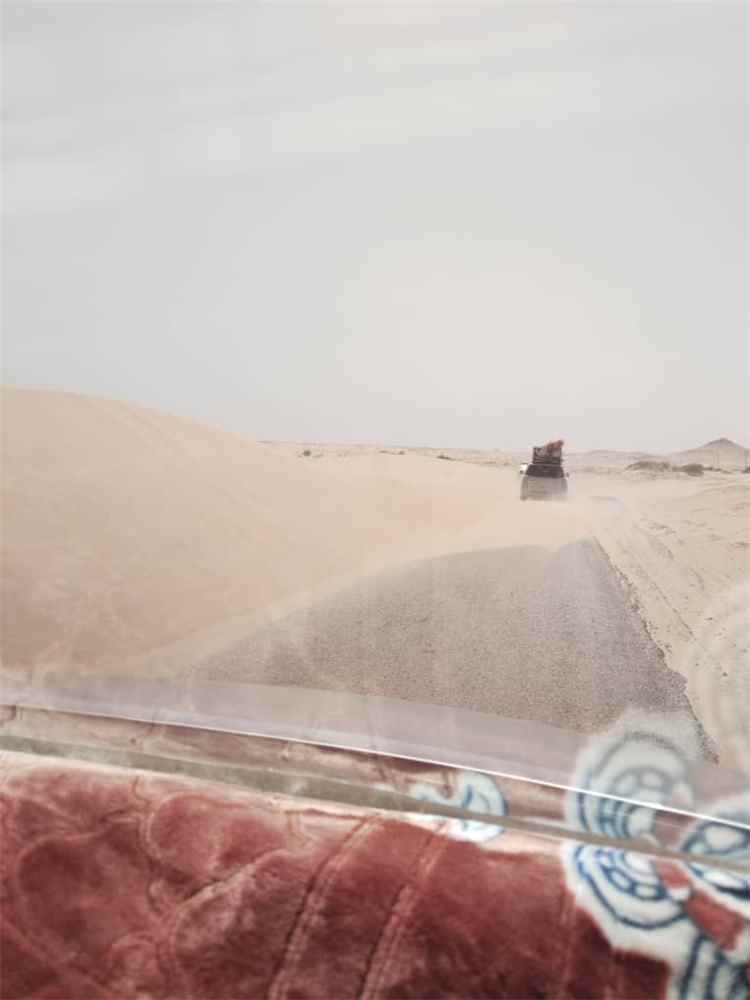 مواطنو رضوم ومرتادو الخط الدولي شبوة - حضرموت يناشدون إزالة الكثبان الرملية من طريق النشيمة
