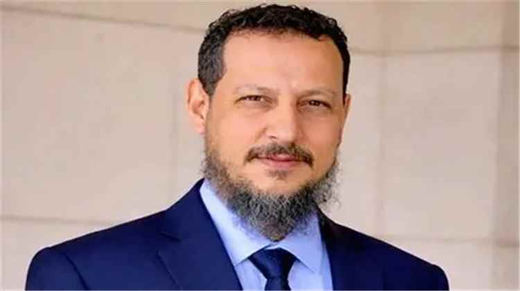 قرارات ساخنة تهز عدن.. المحافظ عبدالرحمن شيخ يُجري تغييرات واسعة في قيادة المديريات والمكاتب التنفيذية