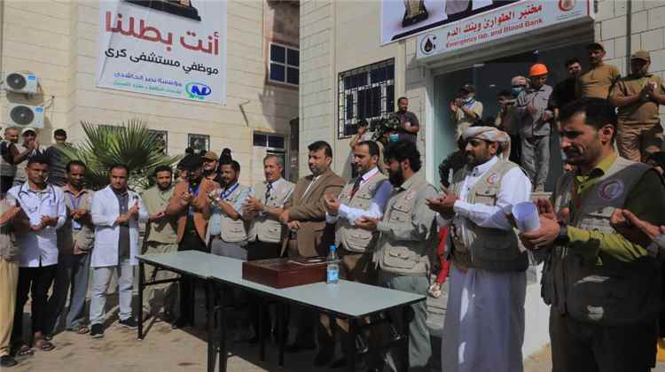 موظفو مستشفى كرى يحتفون بمديرهم العام بعد تتويجه بدرع الريادة كأفضل مدير مستشفى في اليمن 2025