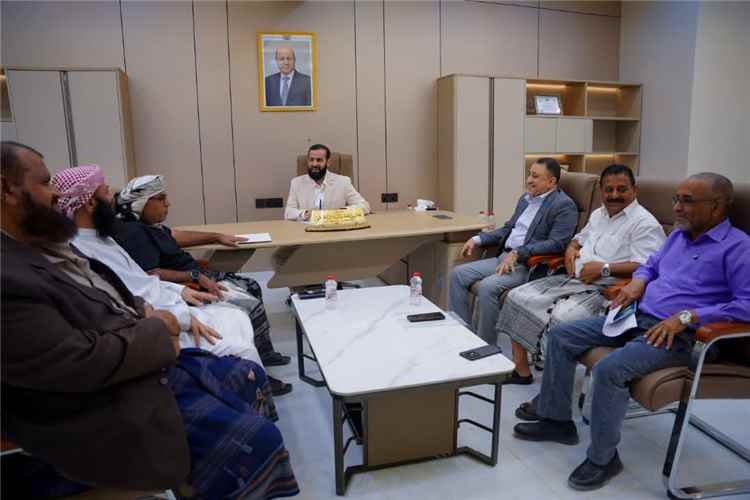 محافظ أبين يلتقي باللجنة المكلفة بالإعداد والتجهيز لإقامة مشروع الزواج الجماعي لـ100 شاب وشابة