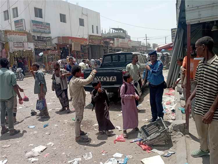 شرطة السير بلحج تعيد تنظيم مفرق الفيوش وتضع حدا للعشوائيات وسط ارتياح شعبي واسع