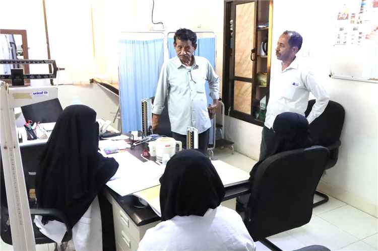 نائب مدير مكتب وزارة الصحة العامري يتفقد سير العمل بمركز الامومة والطفولة بحي الوحدة بسيئون