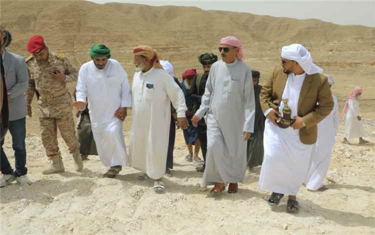 وكيل وادي حضرموت يطلع على سير العمل في مشروع عقبة عشعش ويتفقد أعمال صيانة الطريق الدولي