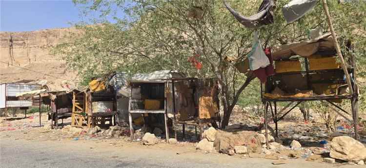 مدير أمن دوعن يوجه بترفيع أكشاك القات عن الخط العام