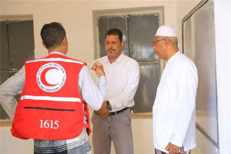 مدير تربية سيئون يطّلع على ترميم مدرسة القرن للبنين ويشيد بالشراكة مع الهلال الأحمر والصليب الأحمر