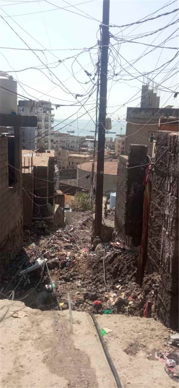 مواطنون في التواهي يناشدون السلطة المحلية إصلاح طريق خلف فندق الصخرة