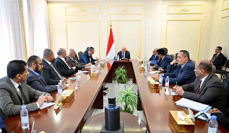 ما وراء دعوة الرئيس العليمي للأحزاب.. من إدارة الخلافات إلى معركة بناء الوعي واستعادة الدولة؟