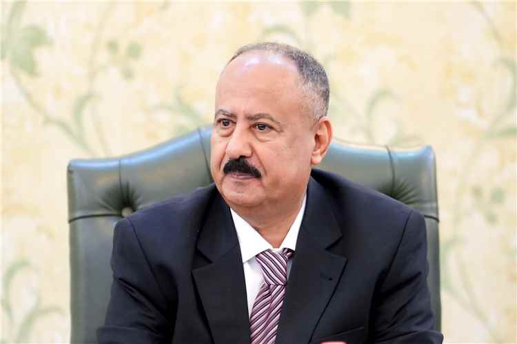 وزير النقل يشيد بدور مؤسسة موانئ خليج عدن في إخماد حريق السفينة الشراعية بميناء المعلا ويؤكد أن الميناء آمن بالكامل