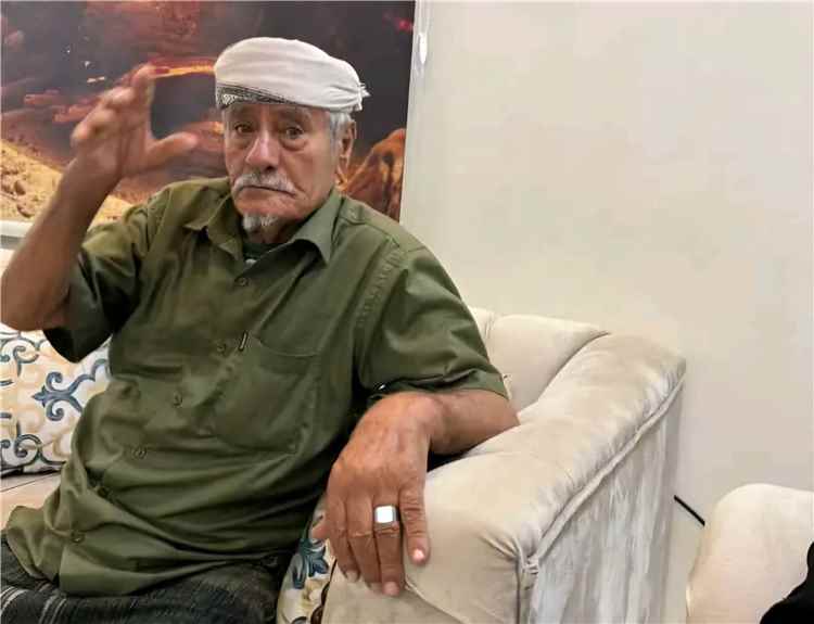 مدير عام الوضيع يعزي بوفاة الشيخ حسين مزنة