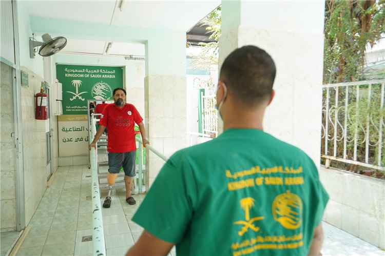 بدعم مركز الملك سلمان.. مركز الأطراف الصناعية في عدن يقدم خدماته الطبية لـ 447 مستفيدًا خلال يونيو الماضي