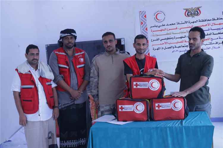 الهلال الأحمر بالمهرة يقدّم حقائب إسعافات أولية لمصلحة الدفاع المدني لتعزيز الجاهزية للطوارئ