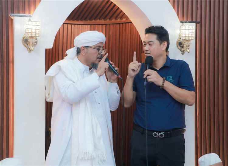 خبير أحياء بحرية ورجل أعمال صيني يعلن إسلامه في ختام الدورة الصيفية الثامنة بالجامع الكبير بالشحر