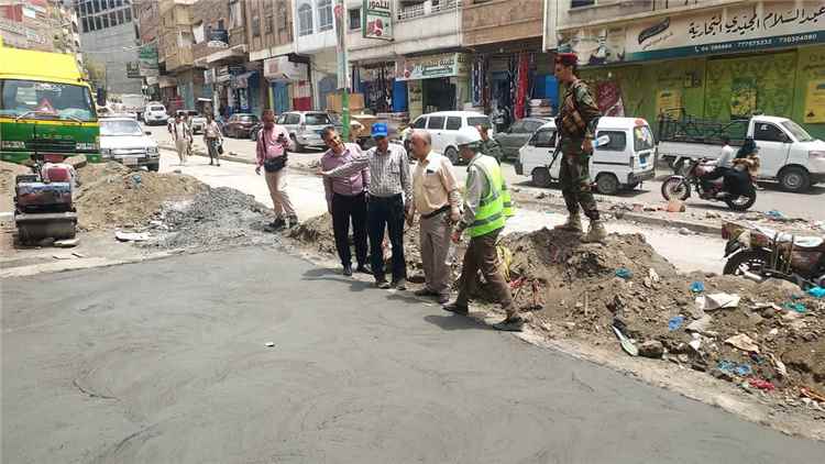 مدير عام الأشغال ومدير عام مديرية المظفر يتفقدان سير الأعمال في شارع العواضي