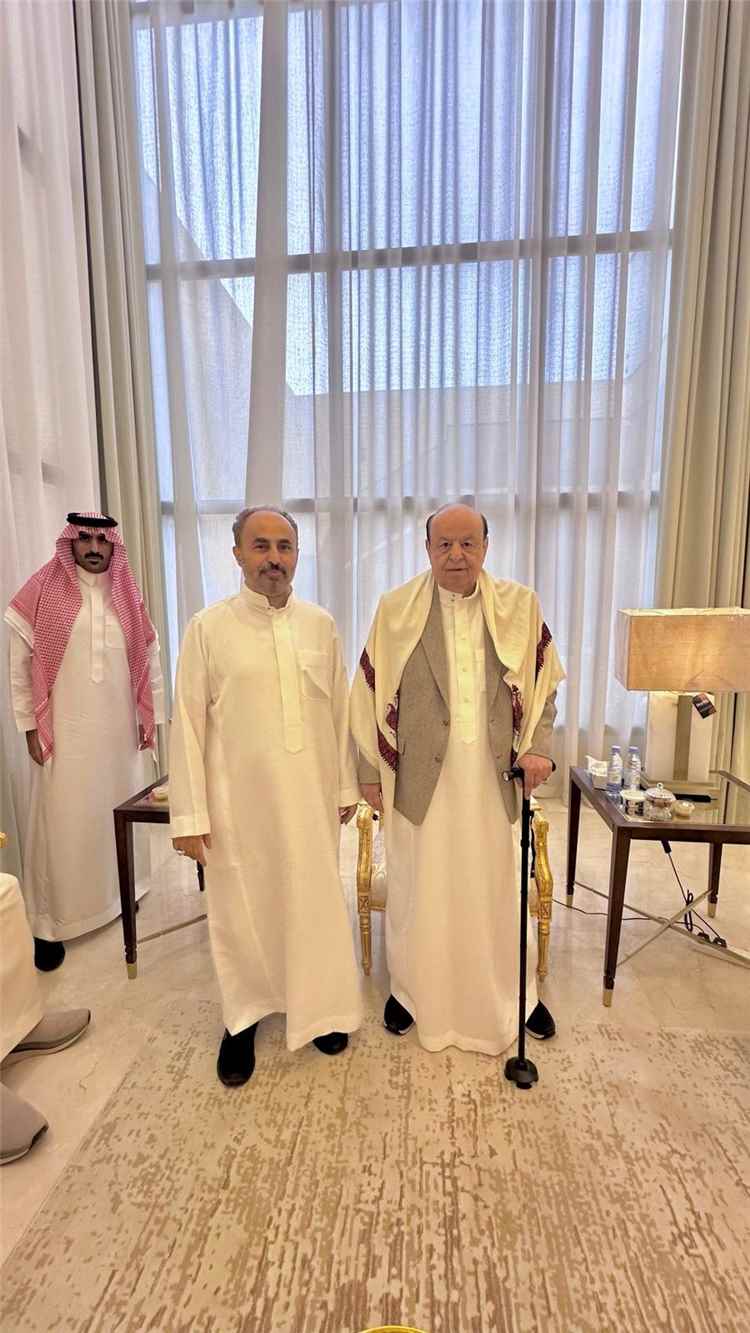 محمد هادي منصور يروي أبرز محطات رفقته للرئيس الراحل عبدربه منصور هادي: 32 عامًا من العمل والذكريات