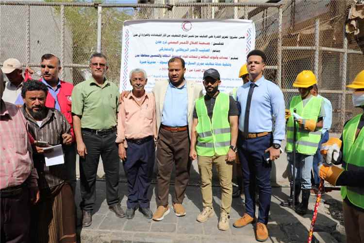 المدير التنفيذي لصندوق النظافة بعدن يدشن العمل بمعدات الهلال الأحمر في فتح مجاري السيول بكريتر