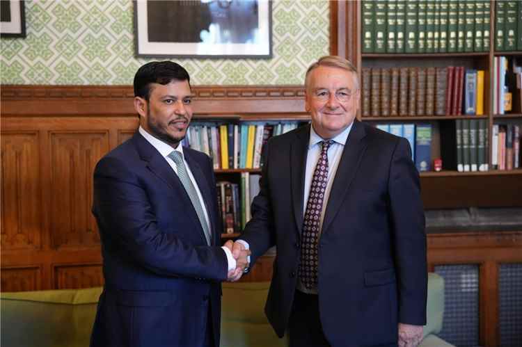 عبدالله العليمي يؤكد من لندن: السلام في اليمن مرهون ببناء دولة قوية ويحذر من التصعيد الإيراني