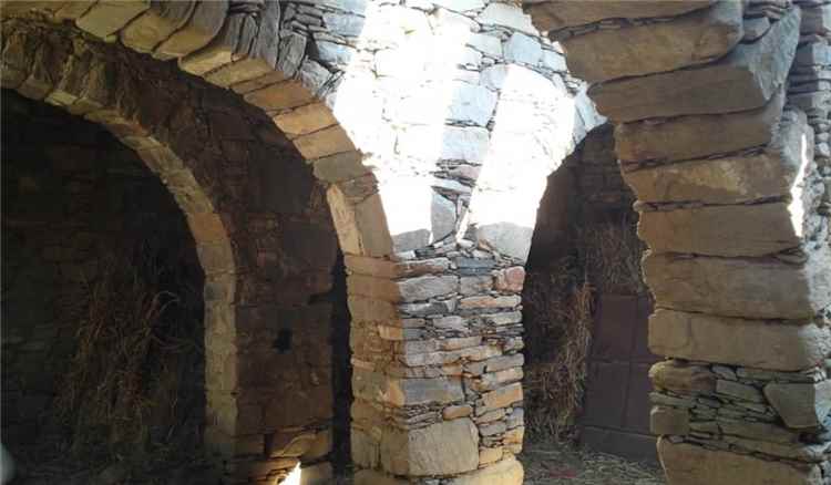 مسجد عيسى بيافع كلد صرخة تراث تنادي الترميم قبل أن يبتلعه الزمن والإهمال