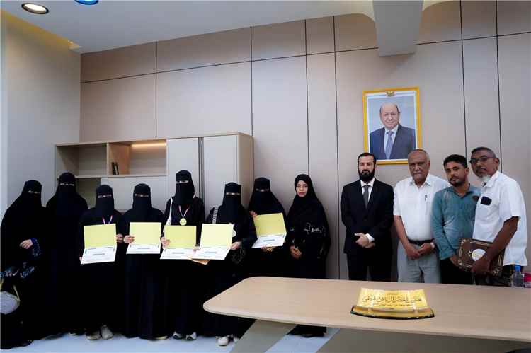 محافظ أبين يكرم لاعبات منتخب المحافظة للشطرنج بعد تألقهن في البطولة المركزية