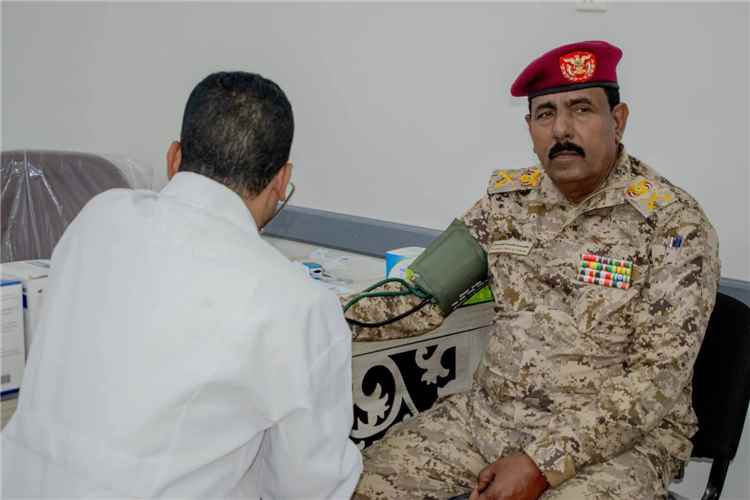 قائد المنطقة العسكرية الثانية يتفقد فعاليات اليوم الطبي المفتوح لمرضى القلب والضغط والسكري بمستشفى ٢٤ إبريل العسكري في المكلا