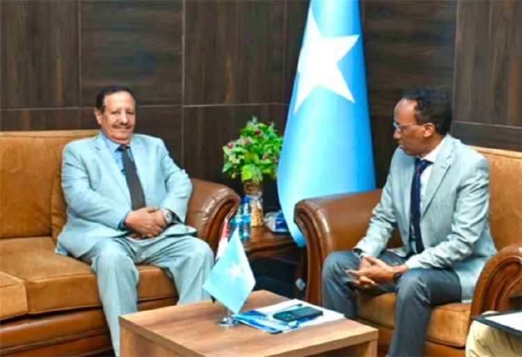 السفير فضل الحنق يستعرض مع نائب وزير الخارجية الصومالي الدعم الإيراني للحوثيين